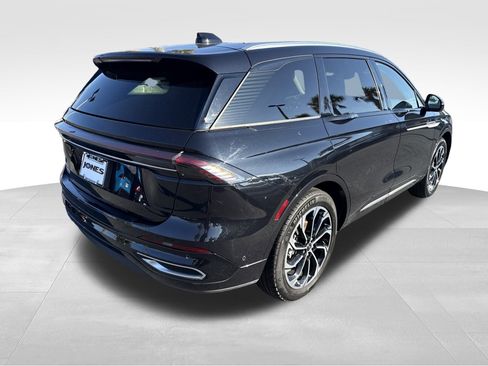 Used 2024 Lincoln Nautilus Reserve image 10