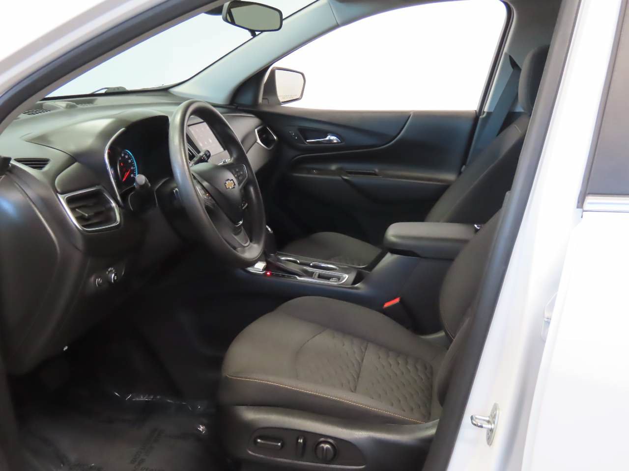 Used 2021 Chevrolet Equinox LT FWD image 16