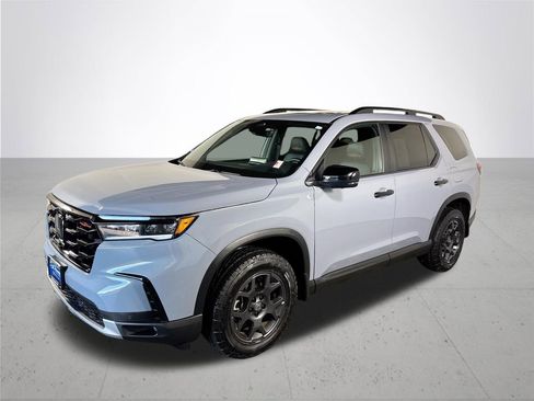 Certified 2025 Honda Pilot TrailSport image 2