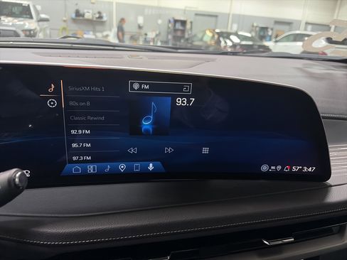 Used 2025 Cadillac XT4 Premium Luxury image 18