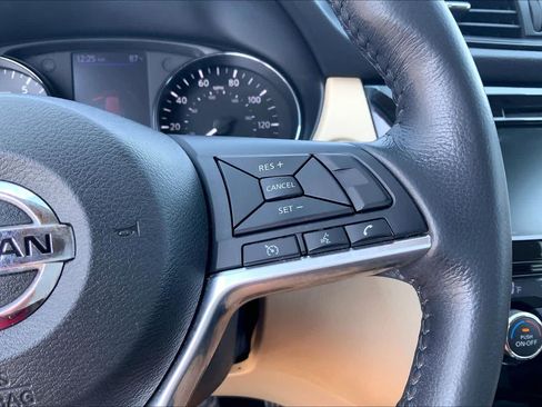 Used 2018 Nissan Rogue SV FWD image 25