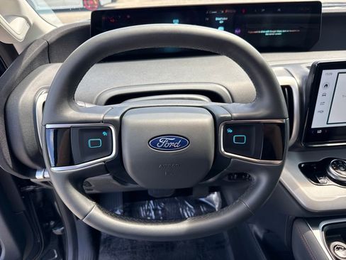 Used 2025 Ford Expedition Active image 14