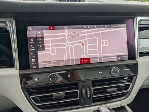 Certified 2025 Porsche Macan image 17