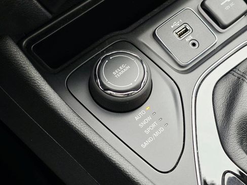 Used 2019 Jeep Cherokee Limited w/ Luxury Group AWD/4WD image 26