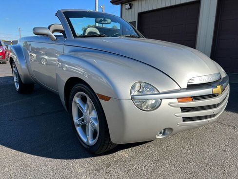 Used 2004 Chevrolet SSR w/ Preferred Equipment Group image 14