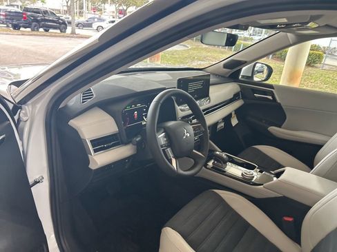 New 2026 Mitsubishi Outlander SE image 6