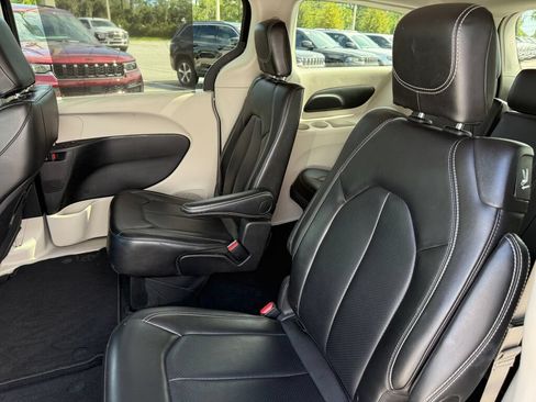 Used 2024 Chrysler Pacifica Touring-L FWD image 10