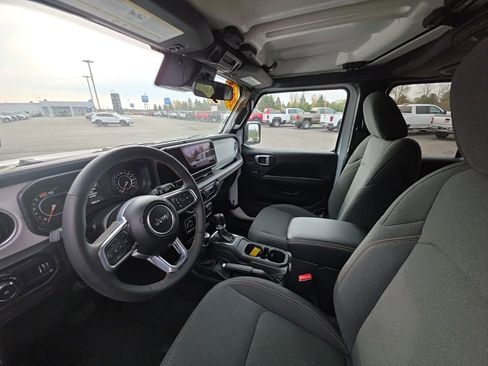 Used 2025 Jeep Wrangler Unlimited Sahara AWD/4WD image 19