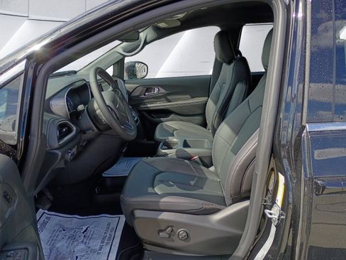 New 2026 Chrysler Pacifica Select image 10