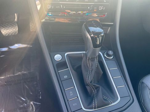 Used 2025 Volkswagen Jetta SE image 42
