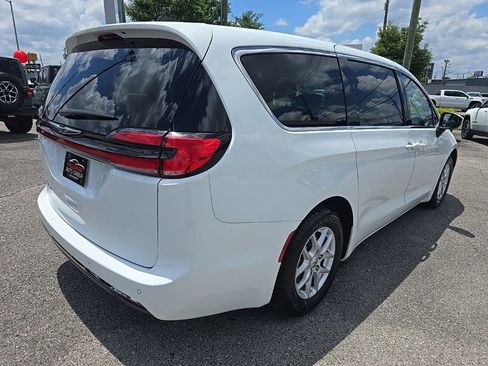 Used 2023 Chrysler Pacifica Touring-L FWD image 3