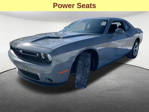 Used 2019 Dodge Challenger SXT image 5