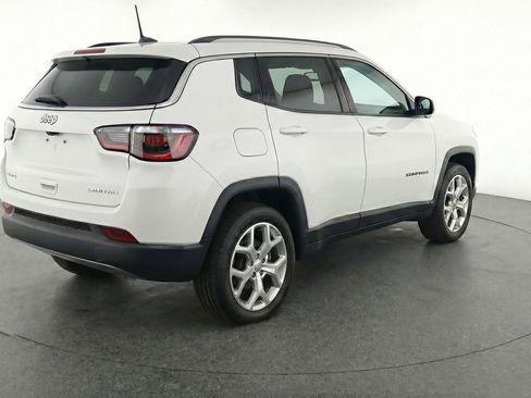 Used 2025 Jeep Compass Latitude AWD/4WD image 9