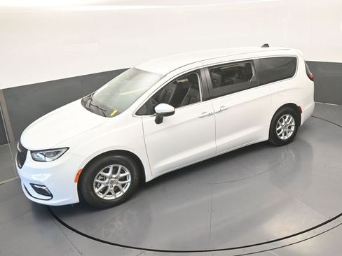 Used 2023 Chrysler Pacifica Touring-L image 49