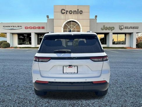 Used 2023 Jeep Grand Cherokee Altitude RWD image 4