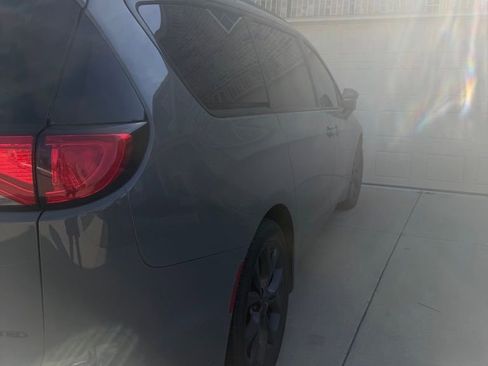 Used 2020 Chrysler Pacifica Limited w/ Quick Order Package 27H Red S image 4