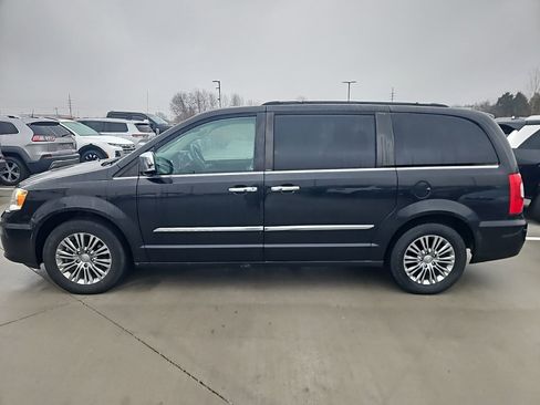 Used 2014 Chrysler Town & Country Touring-L w/ Driver Convenience Group image 1