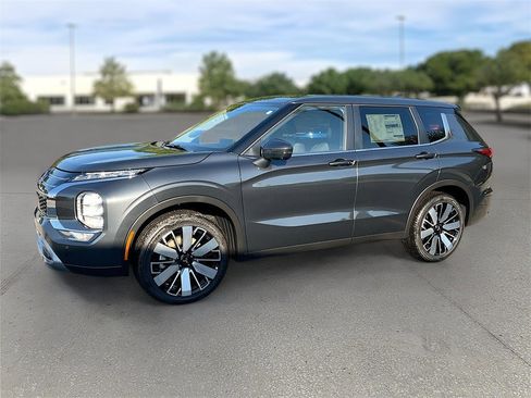 New 2025 Mitsubishi Outlander SE image 3