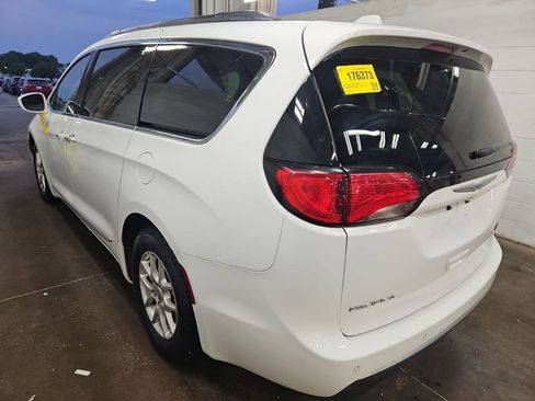 Used 2020 Chrysler Pacifica Touring-L FWD image 4