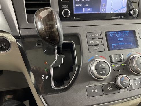 Used 2018 Toyota Sienna XLE Premium image 27