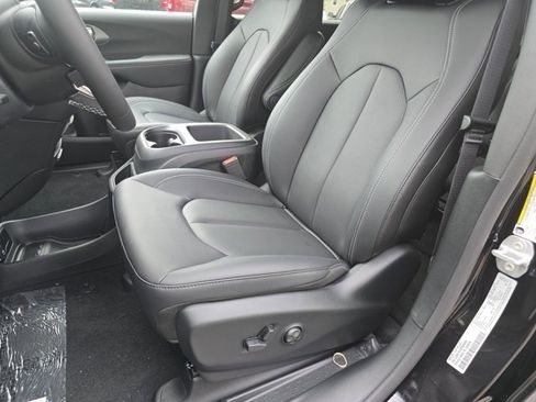 Used 2025 Chrysler Voyager LX image 4