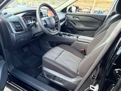 Certified 2026 Nissan Rogue SV FWD image 11
