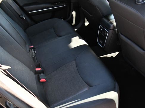 Used 2022 Chrysler 300 Touring w/ Sport Appearance Package image 38