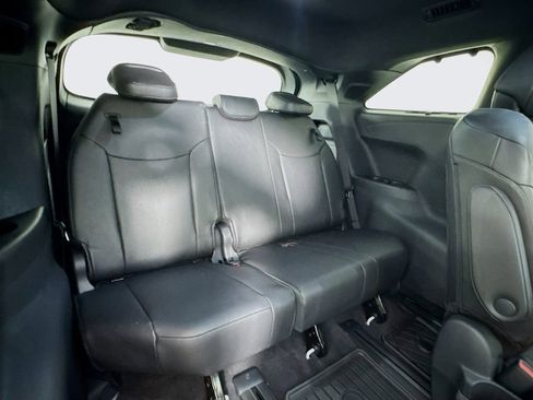 Used 2025 Toyota Sienna Platinum image 32