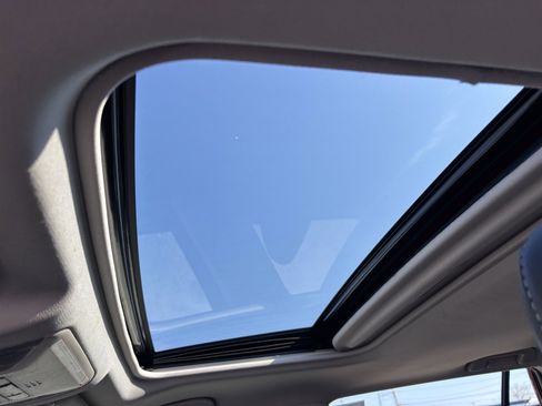 Used 2021 Toyota RAV4 XLE Premium image 12