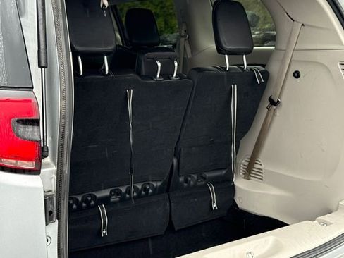 Used 2023 Chrysler Pacifica Touring-L image 25