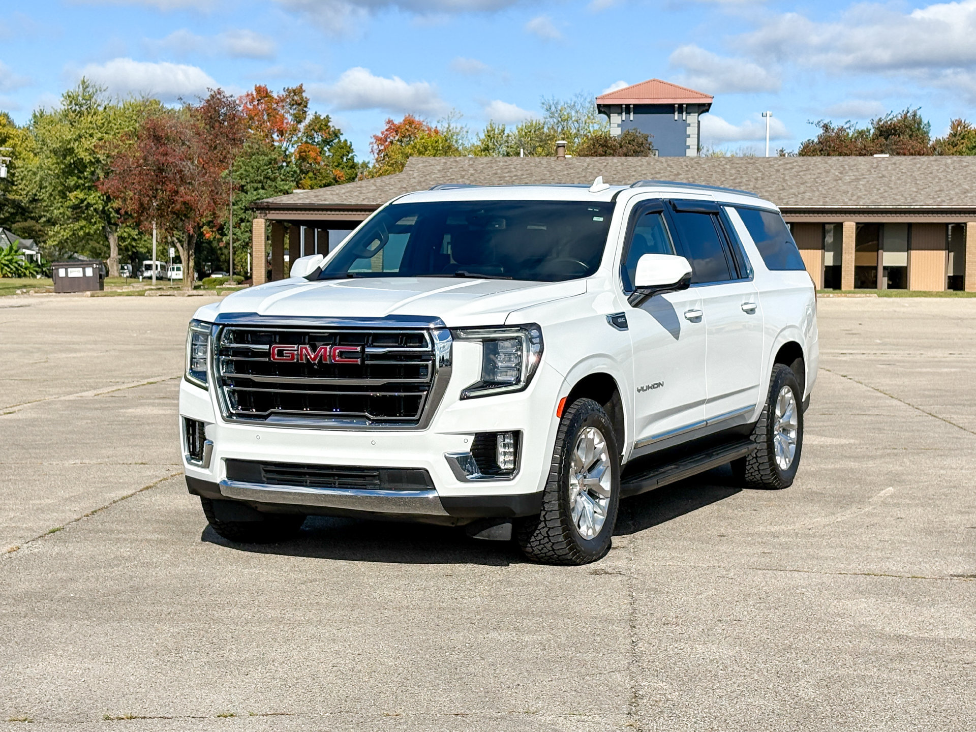 Used 2022 GMC Yukon XL SLT w/ SLT Luxury Package AWD/4WD image 4
