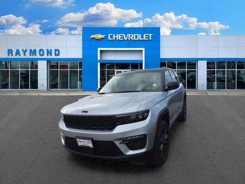 Used 2025 Jeep Grand Cherokee Limited AWD/4WD image 7