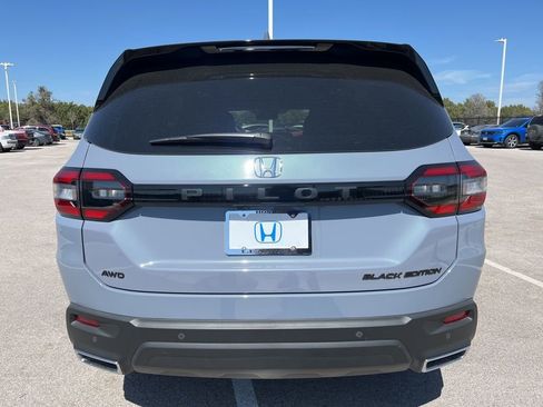 Certified 2025 Honda Pilot Black Edition image 5