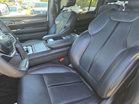 Used 2024 Jeep Wagoneer L Series III w/ Flexible Seating Group AWD/4WD image 15