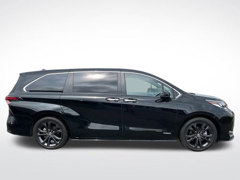 Used 2021 Toyota Sienna XSE image 2