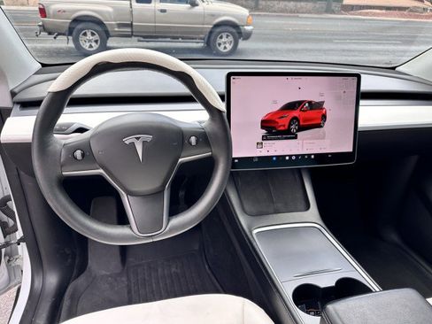 Used 2022 Tesla Model Y Long Range image 12