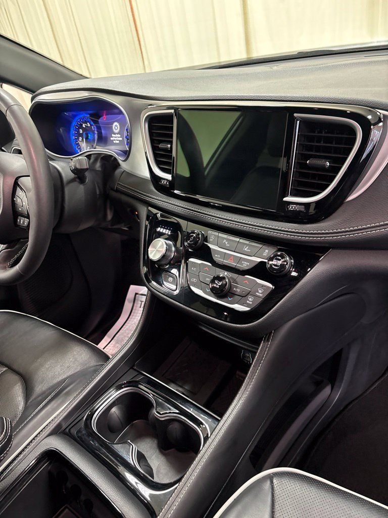 Used 2025 Chrysler Pacifica Limited FWD image 25