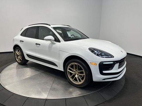 Certified 2025 Porsche Macan AWD/4WD image 9