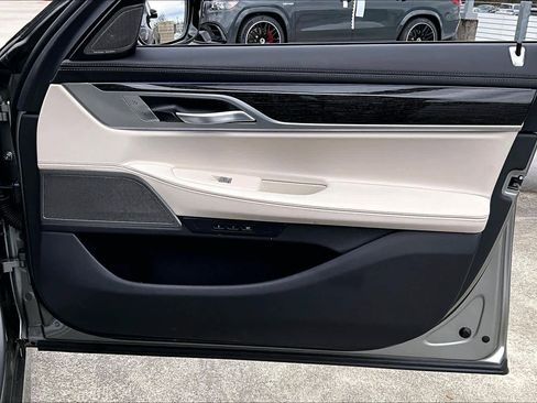 Used 2022 BMW 740i w/ M Sport Package image 21