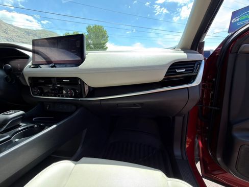 Used 2024 Nissan Rogue SL w/ SL Premium Package AWD/4WD image 8