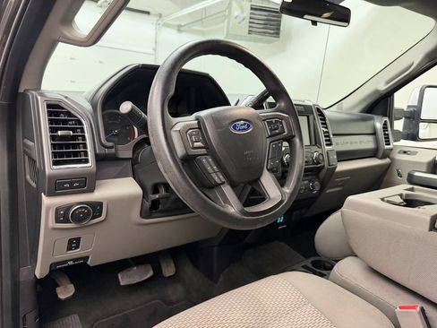 Used 2017 Ford F250 XLT w/ XLT Premium Package AWD/4WD image 4
