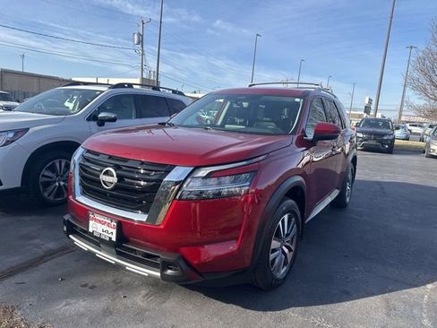 Used 2024 Nissan Pathfinder SL image 1