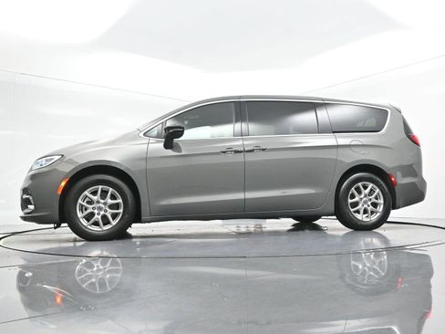 Used 2025 Chrysler Pacifica Select FWD image 74