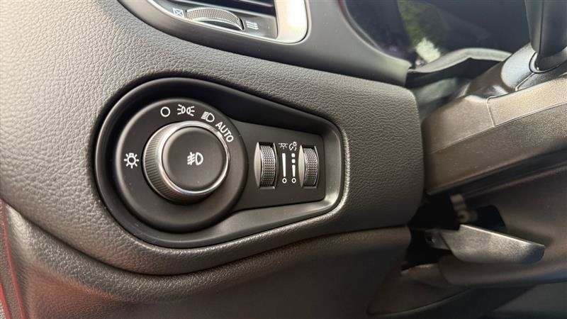 Used 2018 Jeep Renegade Latitude w/ UConnect 8.4 Nav Group AWD/4WD image 35