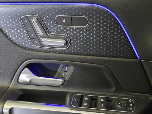 Used 2025 Mercedes-Benz GLB 250 4MATIC image 9