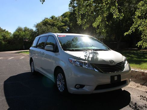 Used 2017 Toyota Sienna XLE Premium image 33