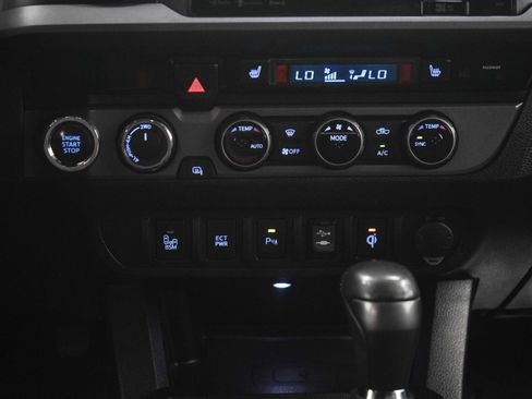 Used 2017 Toyota Tacoma TRD Sport w/ Premium & Technology Package AWD/4WD image 19