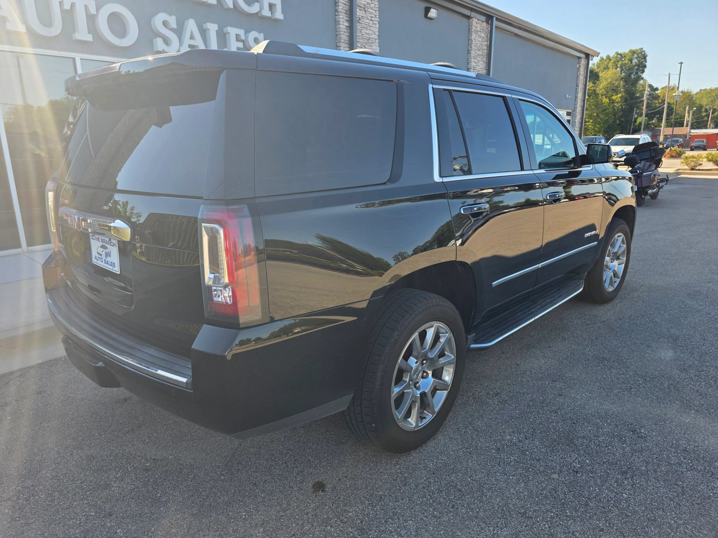 Used 2018 GMC Yukon Denali AWD/4WD image 2
