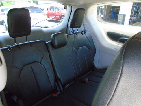Used 2017 Chrysler Pacifica Touring-L FWD image 10