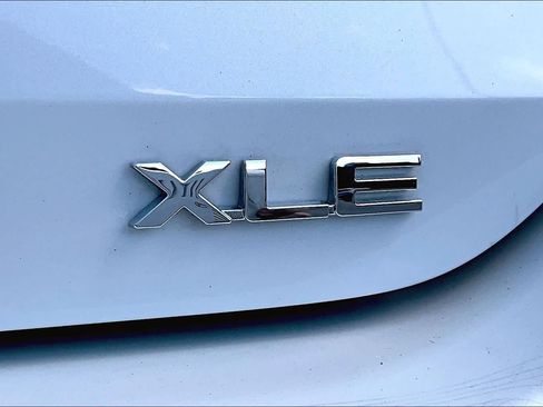 Used 2022 Toyota Highlander XLE AWD/4WD image 9
